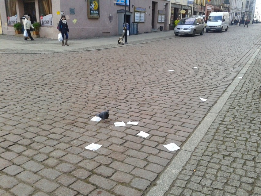Toruń: Śmieci na ulicach miasta