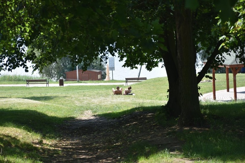 Upalne leniwe popołudnie na plaży miejskiej w Śremie