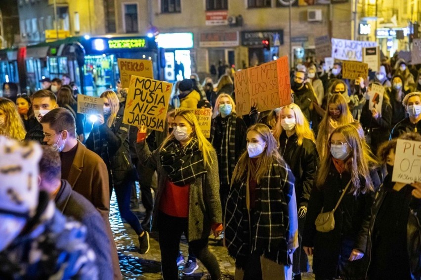 Strajk kobiet w Białymstoku. Uczestnicy Czarnego Spaceru obrzuceni racami i petardami hukowymi. Policja szuka sprawców 