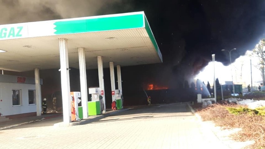 Pożar wybuchł bardzo blisko stacji benzynowej w Broniewicach