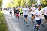 Maraton Warszawski 2022 za nami. Tysiące biegaczy na ulicach stolicy. Tak wyglądała 44. edycja największego święta sportowego