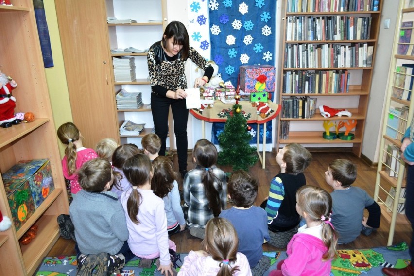 Zamiast  ozdób choinkowych dzieci otrzymują instrukcje od...