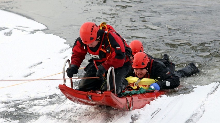 Bytom: Ćwiczenia ratowników i nurków w zbiorniku Brantka [ZDJĘCIA, WIDEO]
