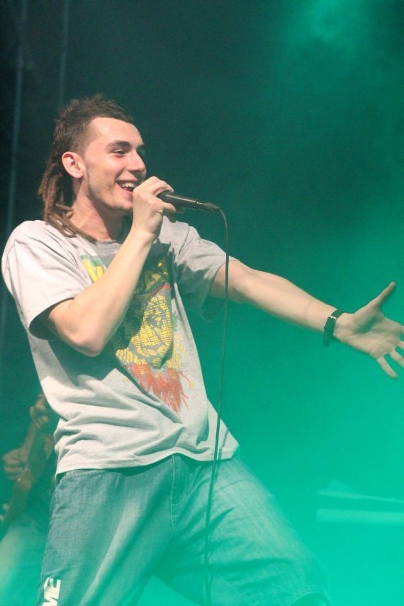 Kamil Bednarek zaraził publikę rytmami reggae. Niezwykły koncert w Kutnie [ZDJĘCIA]