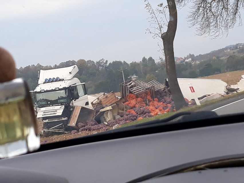 Wypadek w Okocimiu. Ciężarówka uderzyła w busa