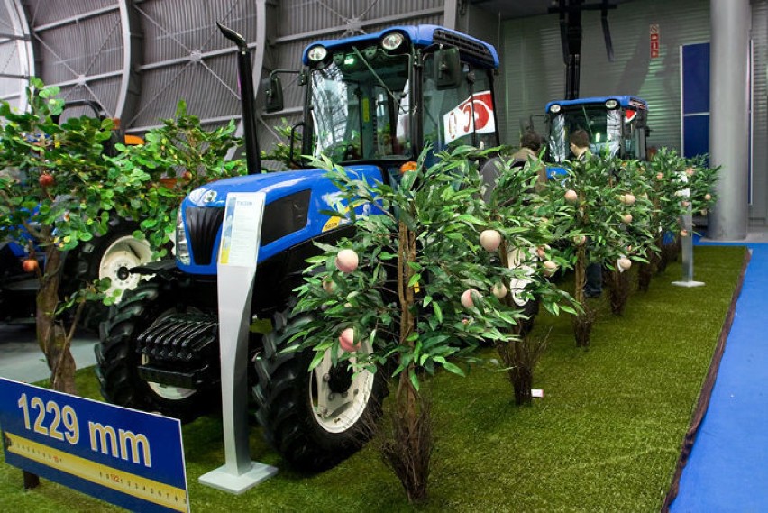 Prezentacja traktorów sadowniczych firmy New Holland fot....