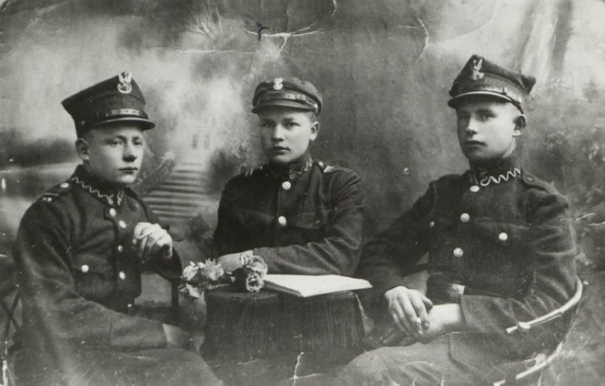 Kapral Józef Kaźmierczak (pośrodku) wraz z kolegami w...