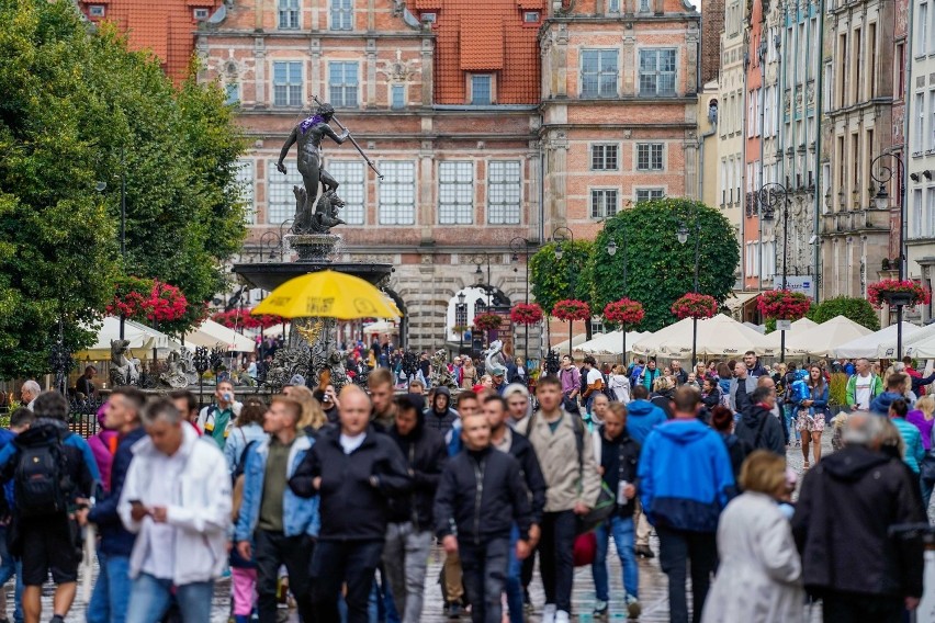 Ostatnie dni wakacji. Pochmurna aura, ale spacerowiczów na ulicach Gdańska nie brakuje