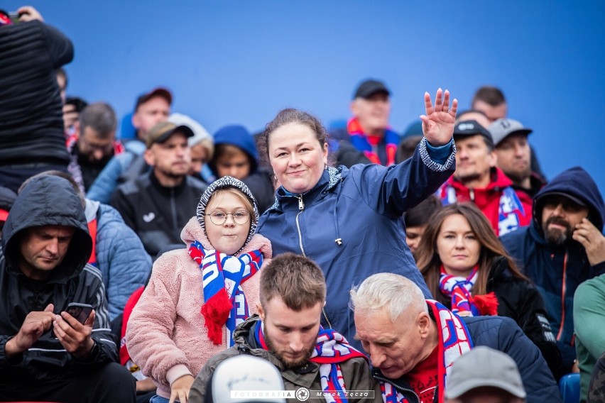 Zobacz kolejne zdjęcia. Przesuwaj zdjęcia w prawo - naciśnij...