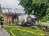 Pożar budynku gospodarczego w Ptaszkowej. Z żywiołem walczyło aż 59 strażaków. Z obiektu zostały zgliszcza