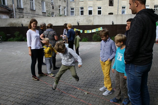 Piknik w ramach projektu "Mixer podwórkowy"  przy ul. Pogonowskiego 80 w Łodzi / 24 września 2016