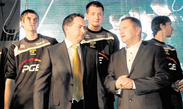Szefowie PGE Skry Bełchatów Konrad Piechocki (od prawej) i Grzegorz Stawinoga będą reprezentować klub na losowaniu