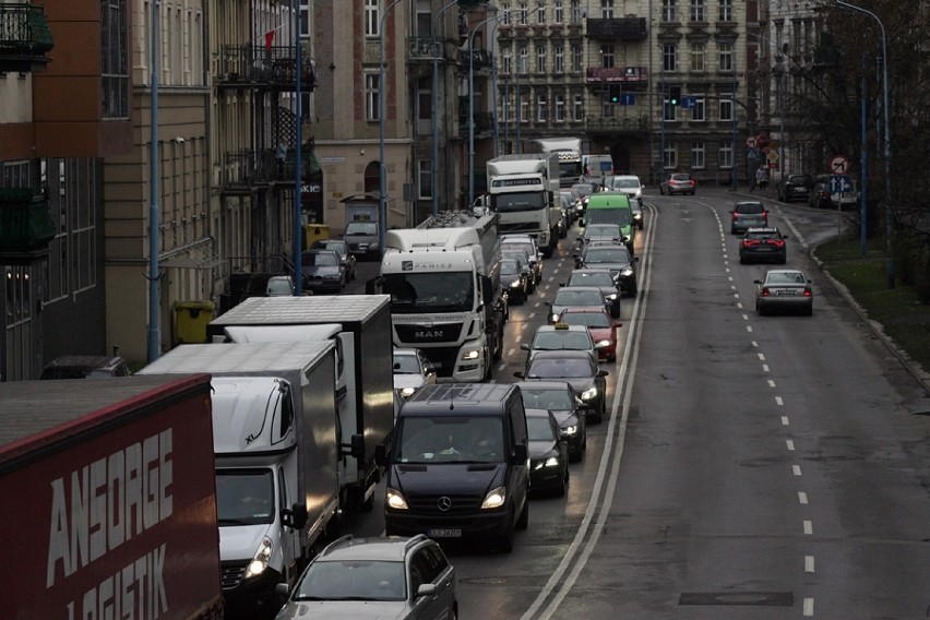 Zakorkowana ulica Piastowska w Legnicy