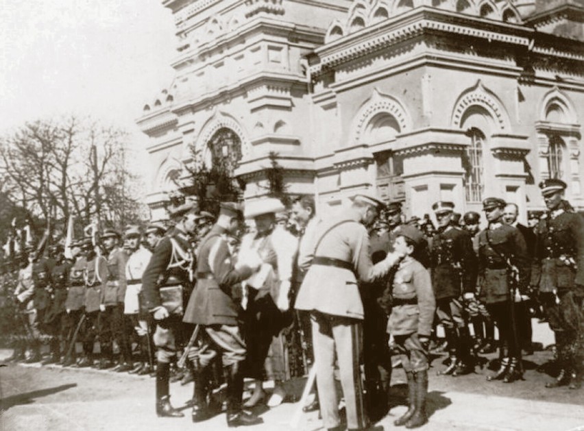 ózef Piłsudski odznacza Tadeusza Jeziorowskiego i innych obrońców Płocka