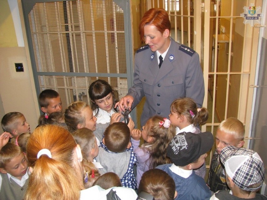 Lębork.Policjanci zaprosili dzieci z zerówki na komendę