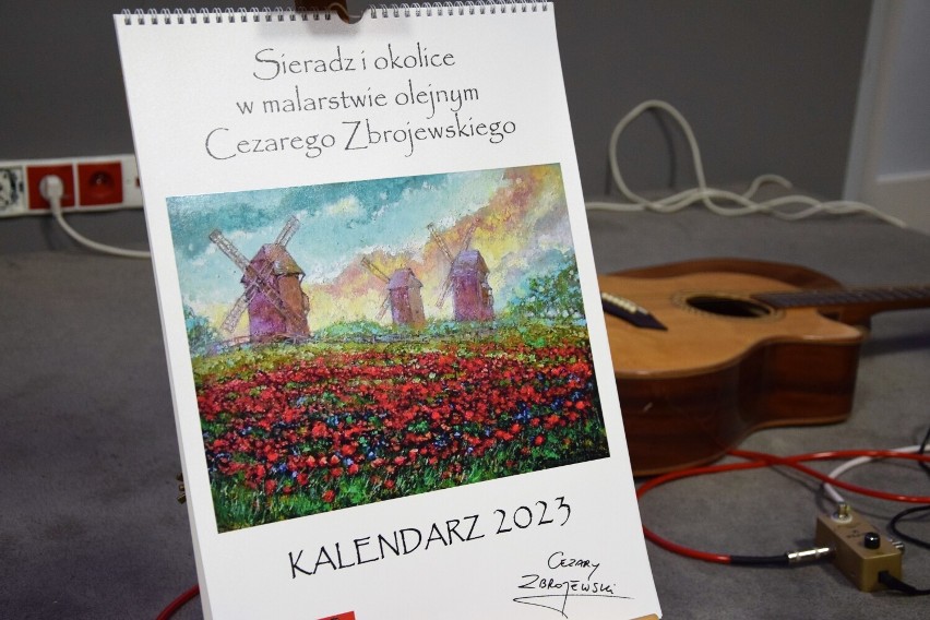 Sieradzki kalendarz na 2023 rok Cezarego Zbrojewskiego już jest. Promocja odbyła się w PBP. Zobacz ZDJĘCIA i PRACE, które zdobią wydawnictwo