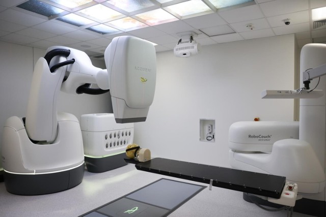 CyberKnife warty miliony robota do walki z rakiem w Szpitalu Uniwersyteckim w Krakowie