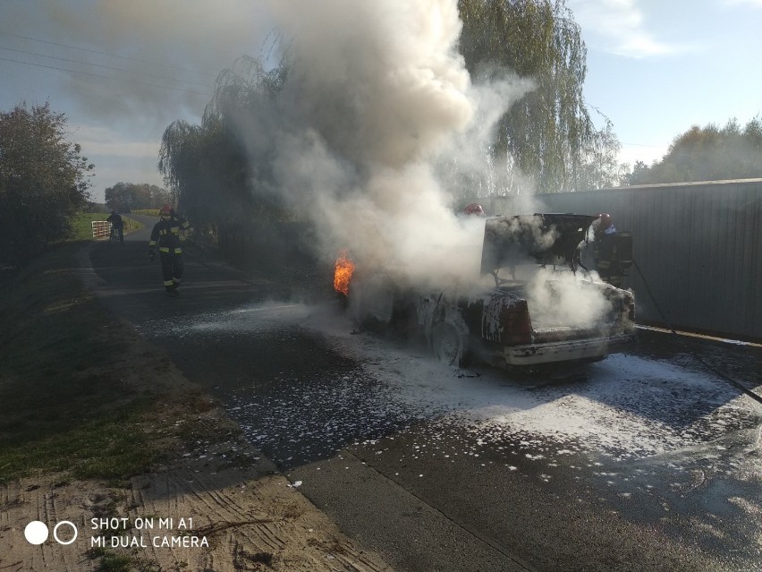 Pożar samochodu w Annopolu Nowym [zdjęcia]         