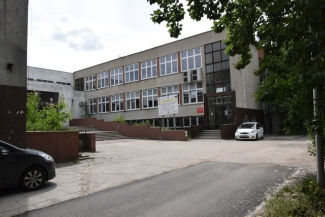 Jeden z pawilonów dawnej Szkoły Podstawowej numer 30 przy ulicy Jana Nowka Jeziorańskiego w Kielcach, który od kilku lat stoi pusty, zostanie przebudowany i wykorzystany. W dawnej szkolnej stołówce i kuchni powstaną mieszkania komunalne.