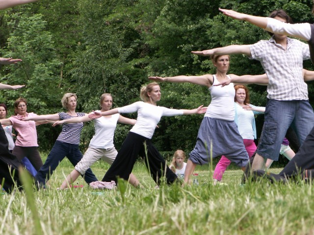 Zajęcia jogi w parku miejskim odbyły się pierwszy raz pod koniec maja 2012 roku