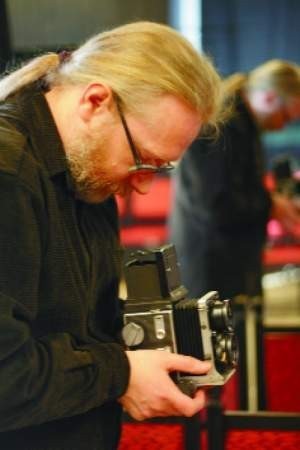 Grzegorz Sidorowicz w czasach fotografii cyfrowej lepiej czuje się z analogowym aparatem &amp;#8222;Mamiya&amp;#8221; w ręku, niż z naszpikowanymi elektroniką cyfrowymi lustrzankami.  fot. Bernard Łętowski