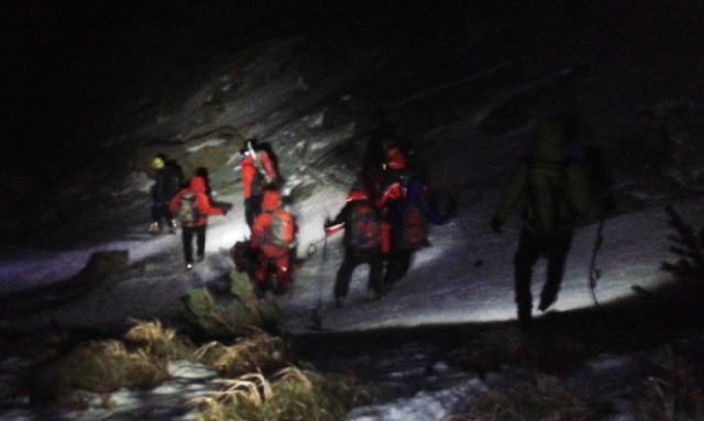 Wypadek w Tatrach. Ratownicy znoszą zwłoki młodego narciarza, który zginął w rejonie Salatyńskiego Wierchu.