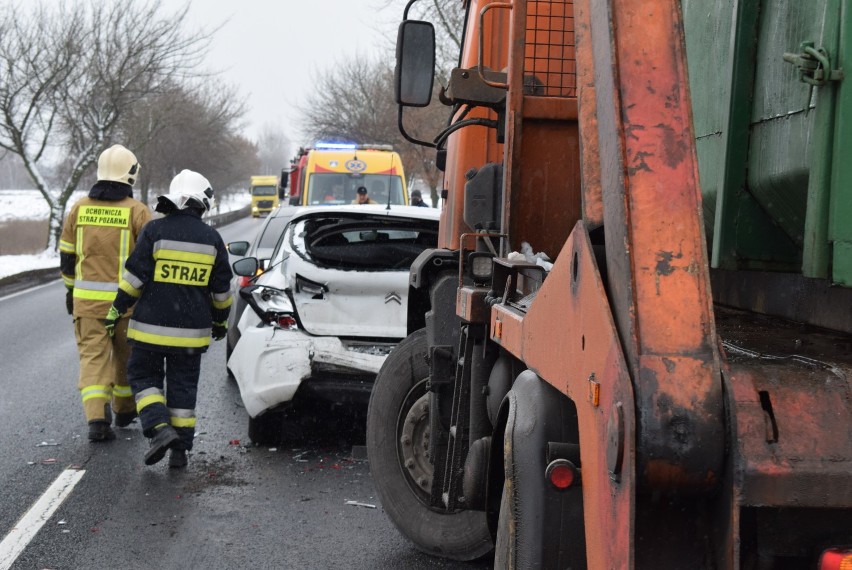 Powiat Gniezno. Wypadek na DK15. Zderzyły się trzy osobówki i śmieciarka