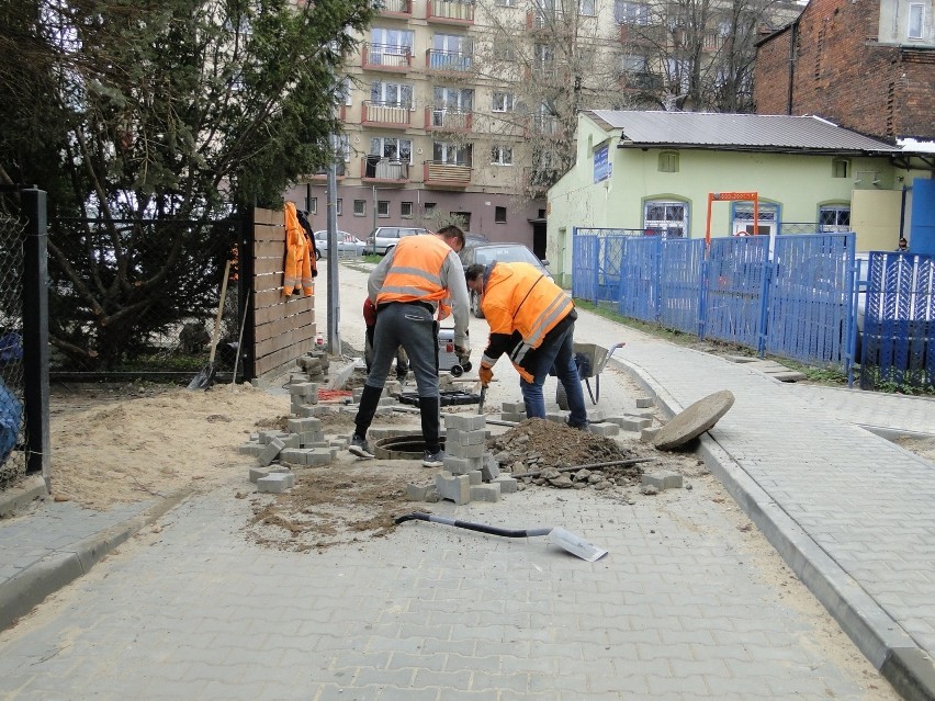 Na ulicy Bydgoskiej trwają już ostatnie prace przy jej...
