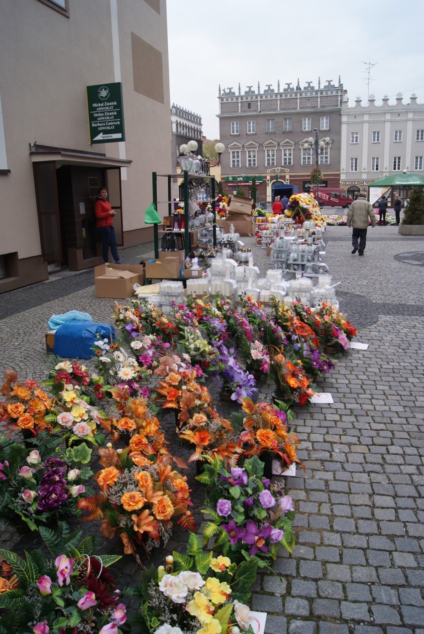 Rynek w Raciborzu zmianił się w jarmark kwiatów na Wszystkich Świętych