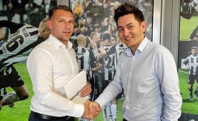 Łukasz Morawski (z prawej) pełnił funkcję prezesa MKS Sandecja SA od 20 lipca 2021 roku do 19 października 2021 roku