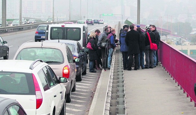 - To fakt, że w tym miejscu w wyniku wypadków kierowcy nie wjeżdżają w barierki przy jezdni - mówił asp. Andrzej Gliszczyński, naczelnik Sekcji  Ruchu Drogowego KMP w Gdyni. - W przypadku kolizji dwóch rowerzystów jest ryzyko, że któryś spadnie z estakady.

--------------------

Fot. Tomasz Bołt