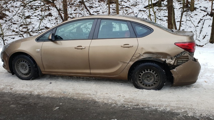 Taki wyglądały auta po wypadku w Porębie.