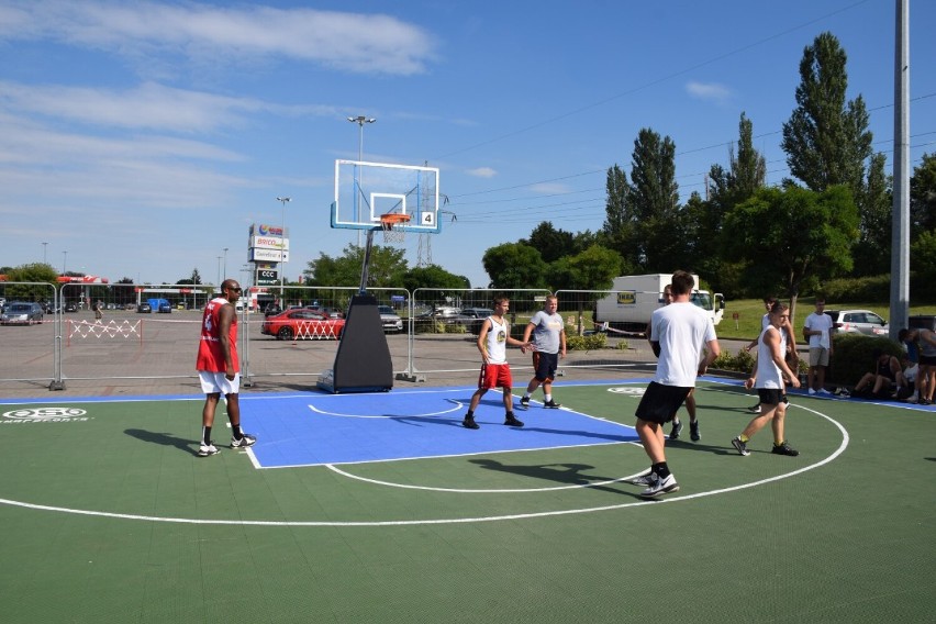 Turniej streetball w Koninie. „Jaraj sport, a nie towar”. Drugi turniej ulicznej koszykówki w rytmie muzyki hip-hop. [ZDJĘCIA]