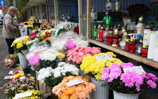Kupcy z Cmentarza Centralnego krytykują pomysł na kwiatami i zniczami w rejonie Cmentarza Centralnego skrytykowali pomysł nowej organizację ruchu na Wszystkich Świętych