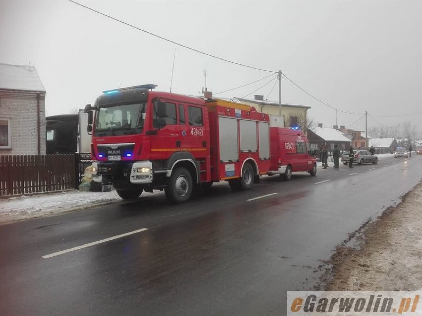 TIR wpadł w dom pod Warszawą. Nie wyhamował na oblodzonej...