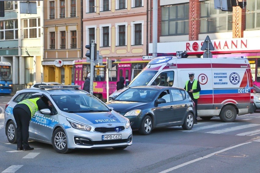 Nieoznakowany radiowóz zderzył się z tramwajem. Korki w centrum Wrocławia [ZDJĘCIA] 