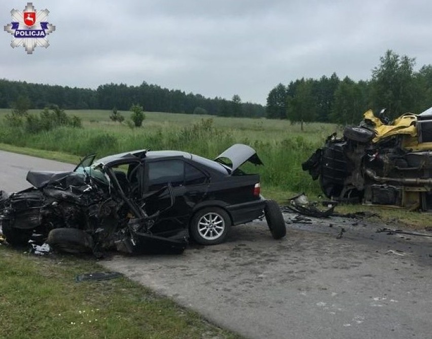 Śmiertelny wypadek w miejscowości Siedliszcze. Zginął 19-letni kierowca BMW. Trzy inne młode osoby zostały ranne                 