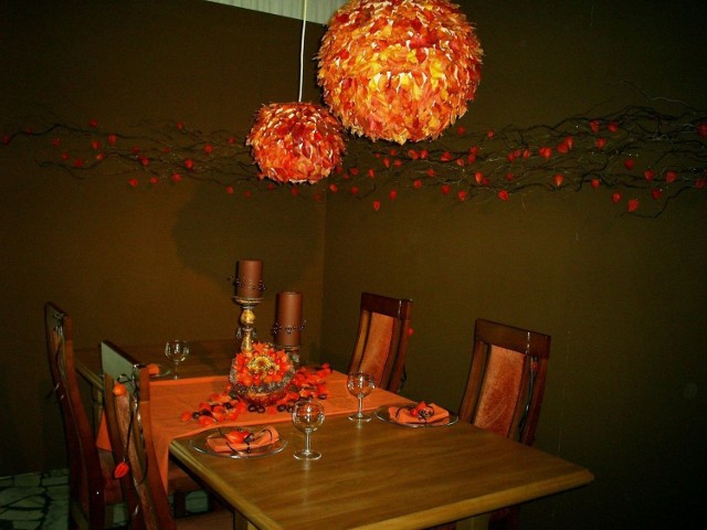 Zaproszenie do stołu - dekoracja stołu w kolorach jesieni z wykorzystaniem liści. Fot. Dorota Michalczak