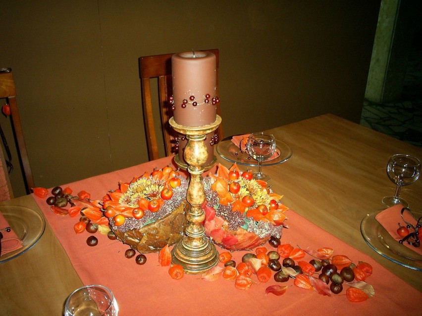 Zaproszenie do stołu - dekoracja stołu w kolorze...