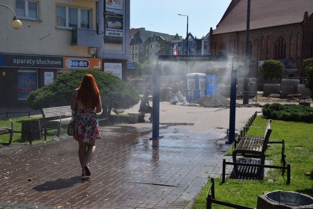 Miasto ustawia kurtyny wodne, bo temperatura powietrza przekracza 30 stopni Celsjusza.