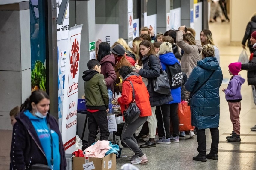 Uchodźcy na dworcu w Krakowie, marzec 2022