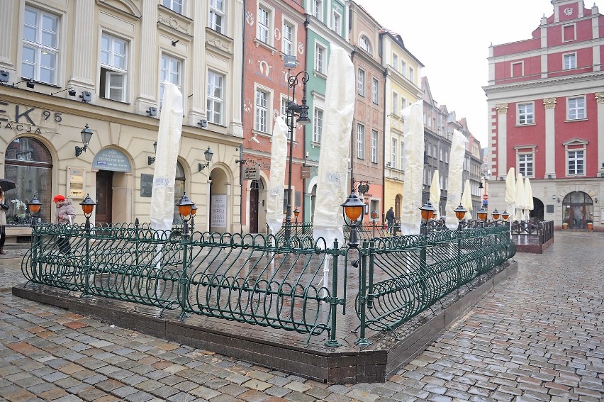 Stary Rynek w Poznaniu: Zaczęli montować letnie ogródki