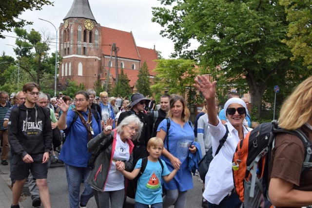 Pielgrzymi po odpoczynku przy kościele Podwyższenia Krzyża Św. ruszyli dalej w drogę