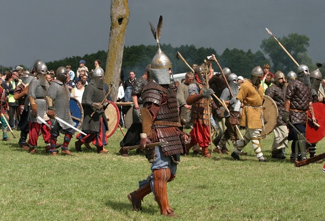 Centrum Słowian i Wikingów na Wyspie Ostrów koło Wolina jest rekonstrukcją zabudowy sprzed 1000 lat. Na terenie skansenu co roku odbywają się imprezy edukacyjno-kulturalne i warsztatowe. Największą publiczność ma część historyczna Festiwalu Słowian i Wikingów.