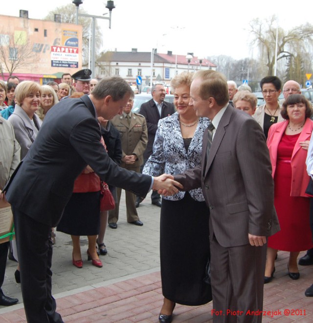 Prezydent Sieradza Jacek Walczak, wita się w właścicielem Galerii Rondo Panem Eugeniuszem Witkowskim