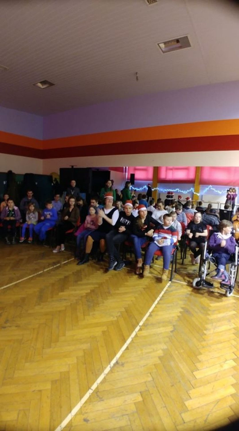Uczniowie ZS nr 1 w Wieluniu zorganizowali Mikołajki dla dzieci z Zespołu Szkół Specjalnych [FOTO]