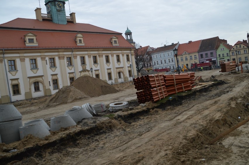 Rawicz. Trwa rewitalizacja rynku. Jak postępują prace w centrum miasta na koniec 2019 roku? [ZDJĘCIA]