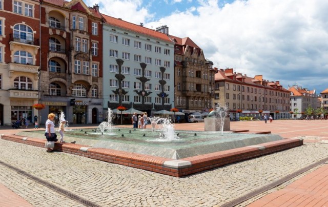 Fontanna na Rynku w Bytomiu już działa. Zobacz kolejne zdjęcia. Przesuwaj zdjęcia w prawo - naciśnij strzałkę lub przycisk NASTĘPNE >>>