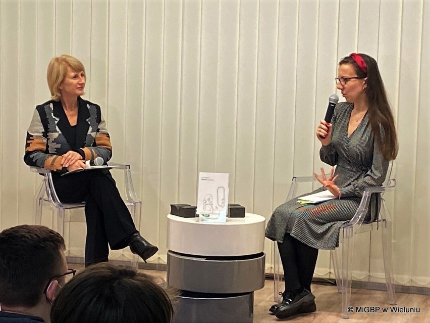 Julia Chudecka, autorka tomiku wierszy "Odłamki dorastania", gościła w wieluńskiej bibliotece ZDJĘCIA