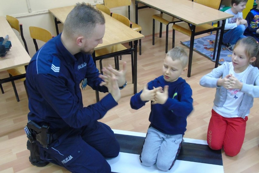 Policjanci odwiedzili uczniów w Szkole Podstawowej w Dobrzyniu nad Wisłą [zdjęcia]